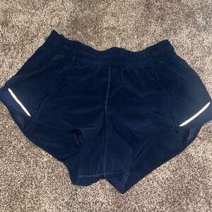 lululemon hotty hot low rise size 6 navy shorts